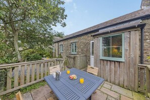Outdoor dining - 2 Bed in Moylegrove (oc-g33509) (Cardigan)