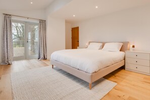Iron/ironing board, travel cot, free WiFi, bed sheets - 4 Bed in Rock (oc-nb1952) (Rock)