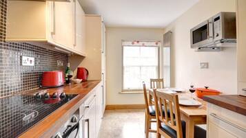 Microwave, oven, dishwasher, cookware/dishes/utensils