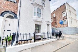Exterior - 2 Bed in Whitby (oc-w400) (Whitby)