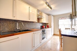 Microwave, oven, dishwasher, cookware/dishes/utensils - 2 Bed in Whitby (oc-w400) (Whitby)