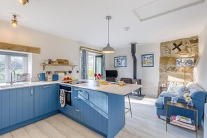 Microwave, oven, high chair, cookware/dishes/utensils - 1 Bed in Moylegrove (oc-l33511) (Cardigan)