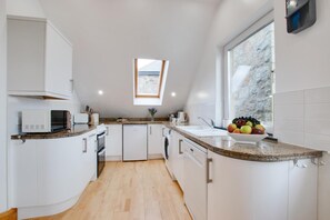 Oven, dishwasher, cookware/dishes/utensils - 2 Bed in Penzance (oc-trevid) (Penzance)