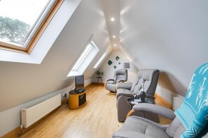 TV - 2 Bed in Penzance (oc-trevid) (Penzance)