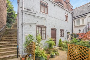 Exterior - 4 Bed in Whitby (oc-w084) (Whitby)