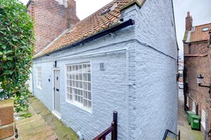 Exterior - 4 Bed in Whitby (oc-w084) (Whitby)