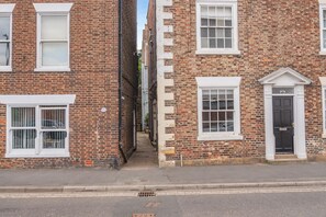 Exterior - 4 Bed in Whitby (oc-w084) (Whitby)
