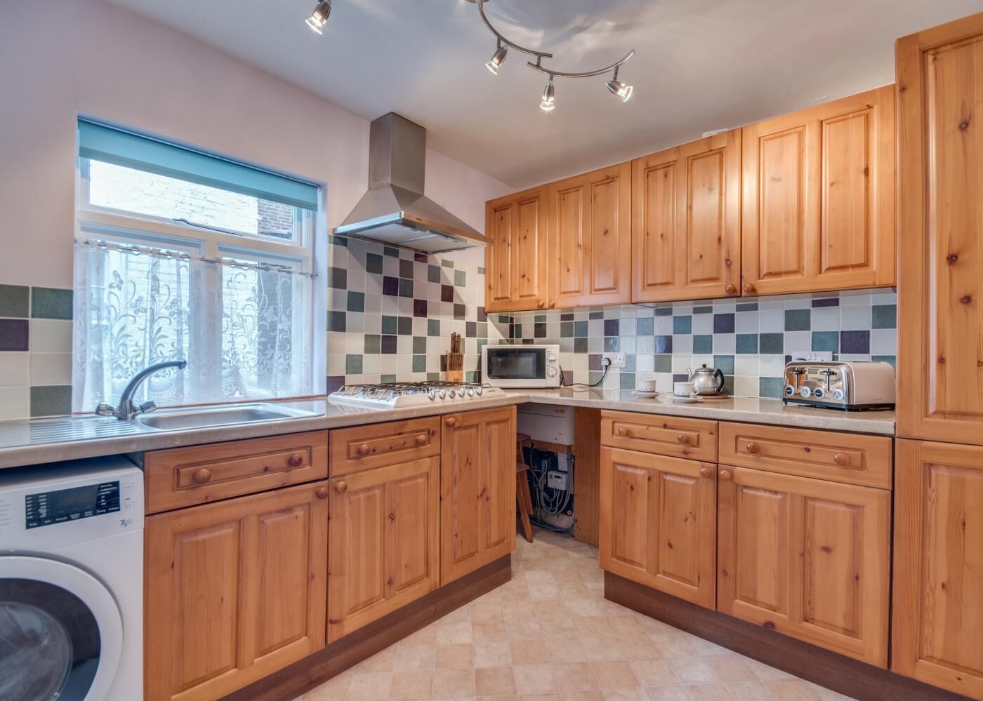 Mikrobølgeovn, ovn, højstol, køkkentøj/tallerkener/redskaber