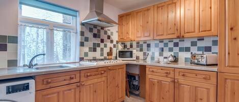 Mikrobølgeovn, ovn, højstol, køkkentøj/tallerkener/redskaber