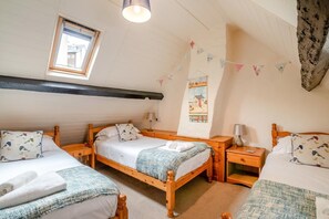 Iron/ironing board, travel cot, free WiFi, bed sheets - 4 Bed in Whitby (oc-w084) (Whitby)
