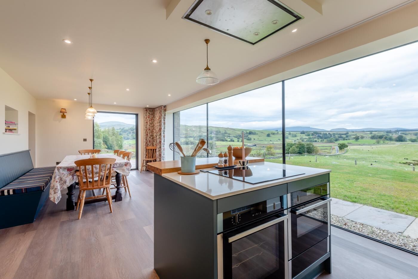 Ovn, oppvaskmaskin, høy barnestol og kjøkkenutstyr