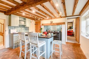 فرن، غسالة أطباق، كرسي للأطفال، مستلزمات طهي/أطباق/أوعية