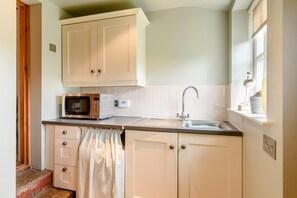 فرن، غسالة أطباق، كرسي للأطفال، مستلزمات طهي/أطباق/أوعية