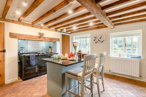 فرن، غسالة أطباق، كرسي للأطفال، مستلزمات طهي/أطباق/أوعية