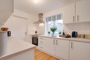 Microwave, oven, dishwasher, cookware/dishes/utensils - 2 Bed in Beadnell (oc-nb1956) (Beadnell)