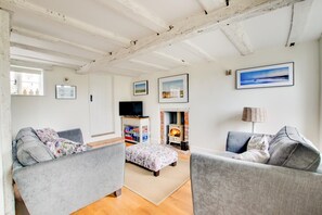 TV, fireplace - 2 Bed in Snape (oc-sfbox) (Snape)