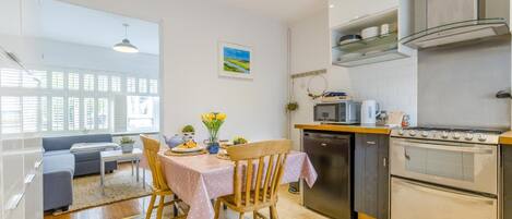 Microwave, oven, dishwasher, cookware/dishes/utensils