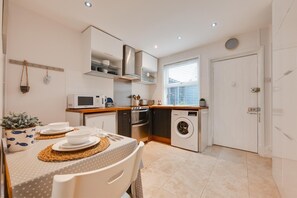 Microwave, oven, dishwasher, cookware/dishes/utensils - 2 Bed in Holt (oc-2231) (Holt)