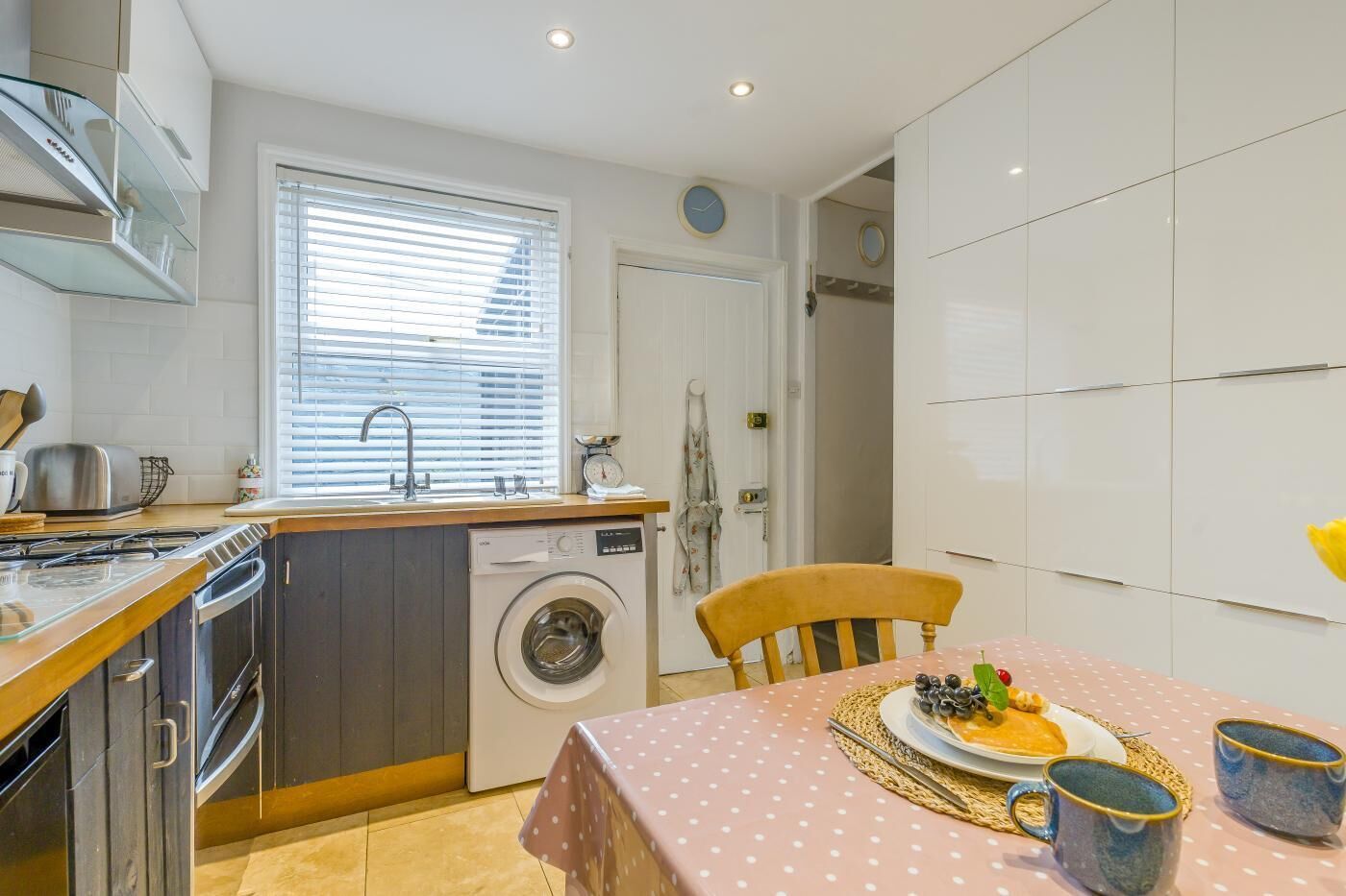Microwave, oven, dishwasher, cookware/dishes/utensils