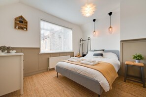 Iron/ironing board, free WiFi, bed sheets - 2 Bed in Holt (oc-2231) (Holt)