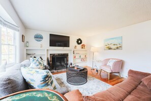 Smart TV, books - Sanderling Cottage Yarmouthport (Yarmouth)