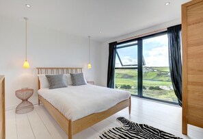Iron/ironing board, travel cot, free WiFi, bed sheets - 4 Bed in Mawgan Porth (oc-p00608) (Mawgan Porth)
