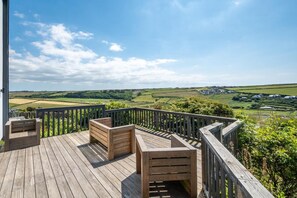 Terrace/patio - 4 Bed in Mawgan Porth (oc-p00608) (Mawgan Porth)