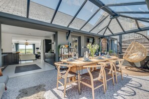 Outdoor dining - 4 Bed in Mawgan Porth (oc-p00608) (Mawgan Porth)