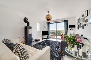 TV, fireplace - 4 Bed in Mawgan Porth (oc-p00608) (Mawgan Porth)