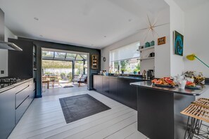 Microwave, oven, dishwasher, high chair - 4 Bed in Mawgan Porth (oc-p00608) (Mawgan Porth)