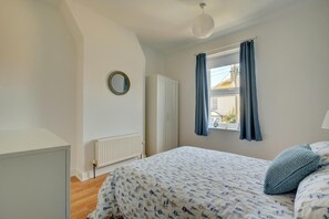 2 habitaciones, tabla de planchar con plancha y cuna de viaje 