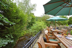 Outdoor dining - 5 Bed in Kettlewell (oc-ds257) (Kettlewell)