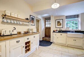 Microwave, oven, dishwasher, high chair - 5 Bed in Kettlewell (oc-ds257) (Kettlewell)
