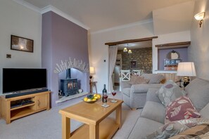 TV, fireplace - 5 Bed in Kettlewell (oc-ds257) (Kettlewell)