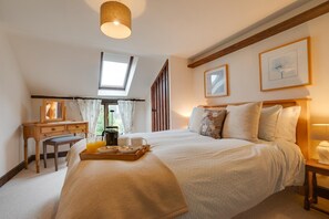 Tabla de planchar con plancha, wifi gratis, ropa de cama