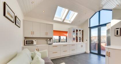 4 Bed in Southwold (oc-cast)