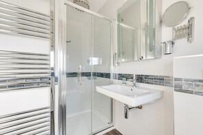 Hair dryer, towels - 4 Bed in Southwold (oc-cast) (Southwold)