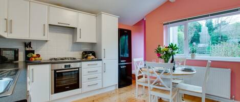 Microondas, horno, periquera y utensilios de cocina