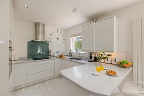 Microwave, oven, dishwasher, highchair - 4 Bed in Saundersfoot (oc-pw9073) (Saundersfoot)