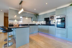 Microwave, oven, dishwasher, high chair - 2 Bed in Swanage (oc-wy610) (Swanage)