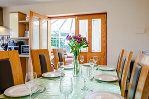 Dining - 4 Bed in Suffield (oc-sa013) (Suffield)