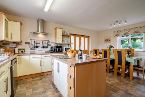 4 Bed in Suffield (oc-sa013)