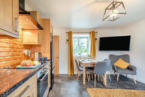 Microwave, oven, high chair, cookware/dishes/utensils - 2 Bed in Tenby (oc-k26848) (Saint Florence)
