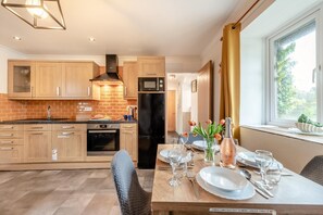 Microwave, oven, high chair, cookware/dishes/utensils - 2 Bed in Tenby (oc-k26848) (Saint Florence)