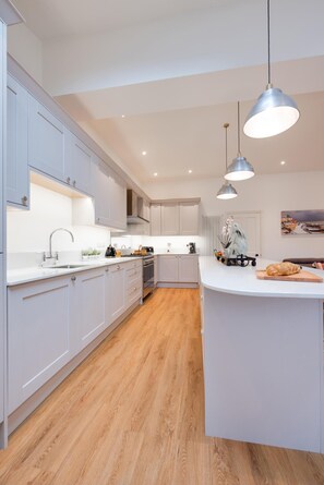 Microwave, oven, dishwasher, high chair - 3 Bed in Cromer (oc-2241) (Cromer)
