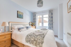 Iron/ironing board, free WiFi, bed sheets - 2 Bed in Whitby (oc-w095) (Whitby)