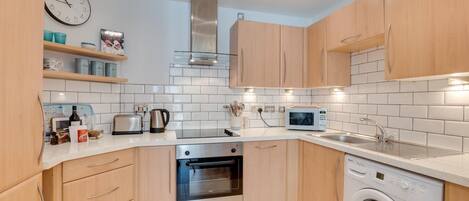 Mikrobølgeovn, oppvaskmaskin og kjøkkenutstyr