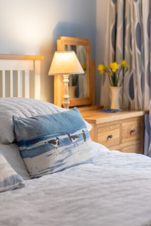 Tabla de planchar con plancha, wifi gratis y ropa de cama 