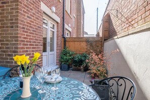 Outdoor dining - 2 Bed in Whitby (oc-w095) (Whitby)