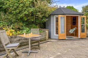 Outdoor dining - 5 Bed in Oxwich (oc-g31916) (Oxwich)